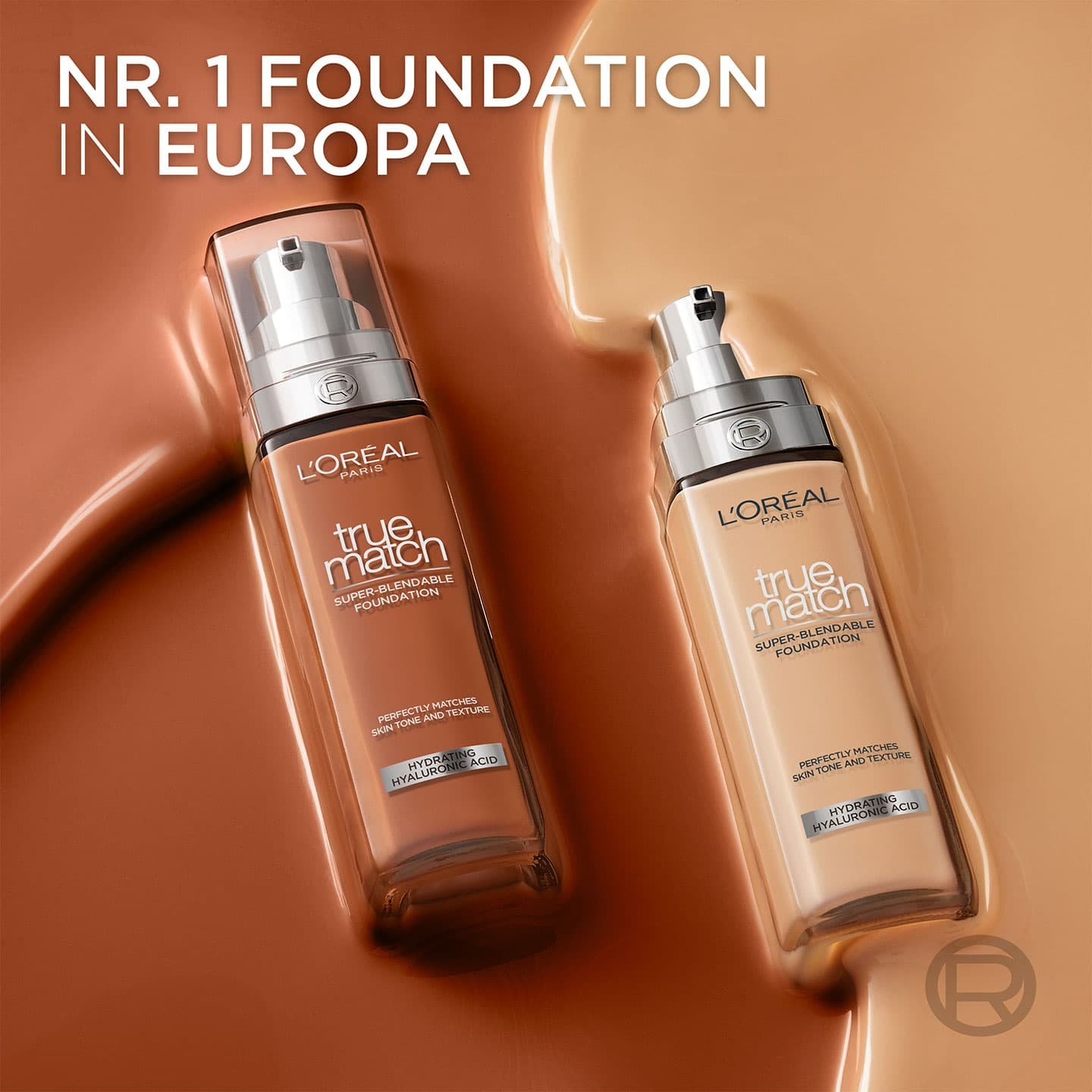 Text: Nr 1 Foundation in Europa, darunter Eine braune & eine beige Nuance liegend auf gleichfarbigen Hintergrund